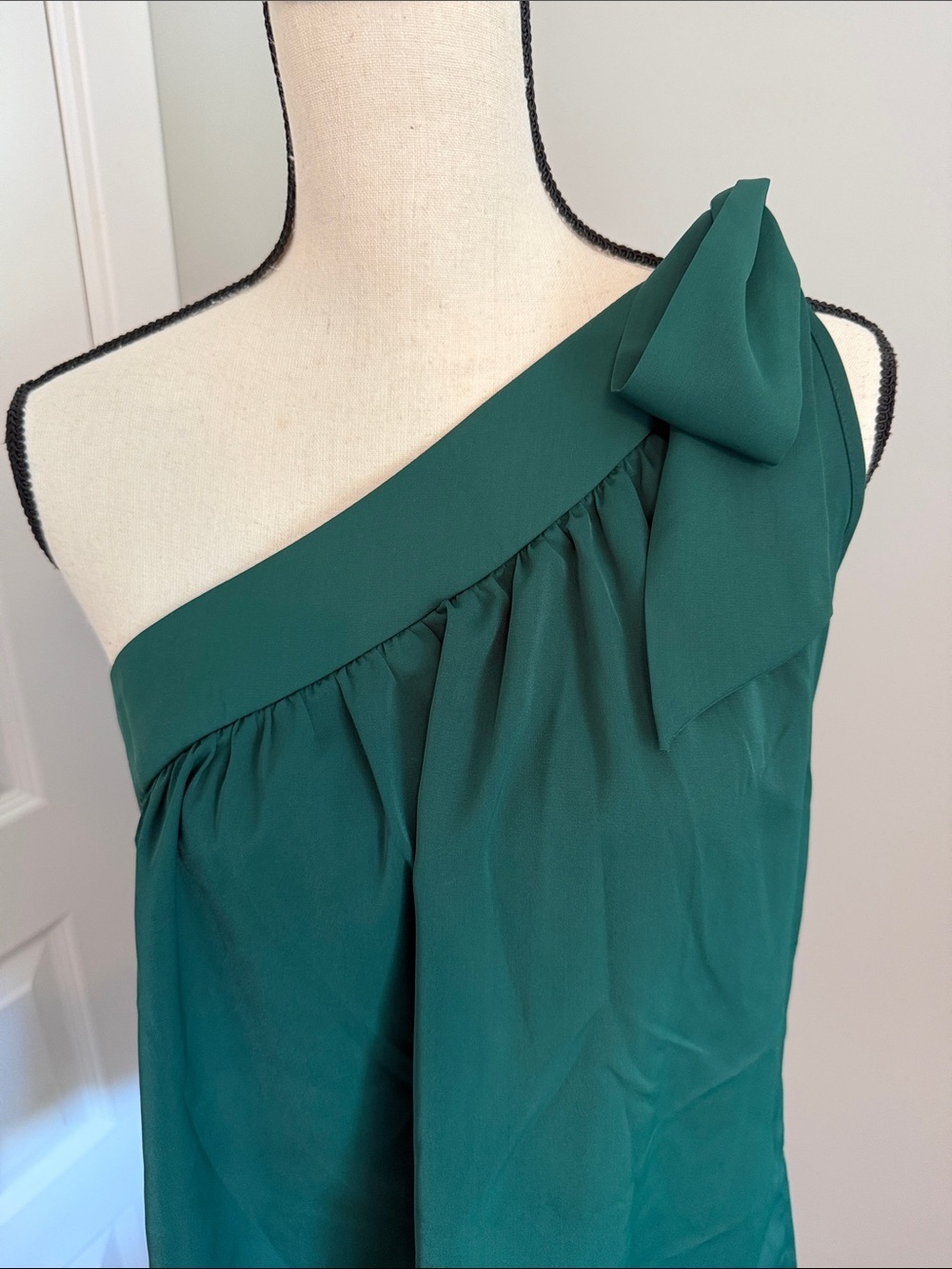 One-Shoulder Emerald Green Bow Top - Picture 2 of 4